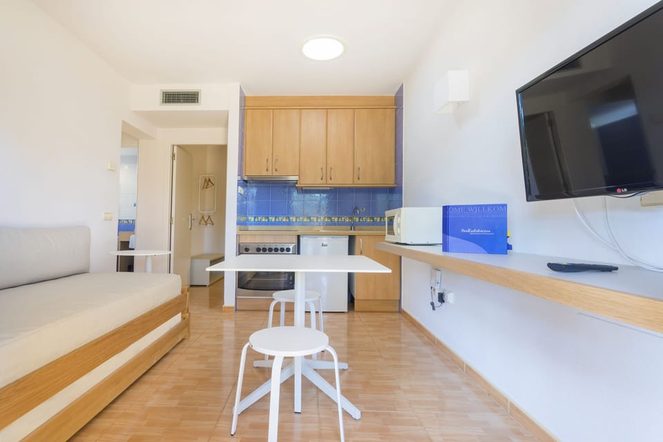 Superior Apartment, 2 Bedrooms (3 adults) | In-room dining
