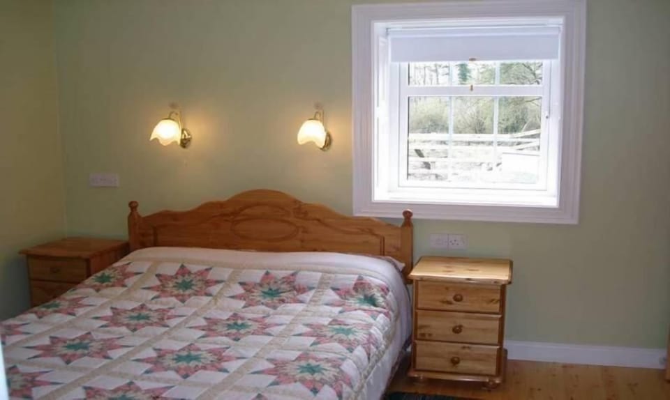 Desk, cribs/infant beds, free WiFi, bed sheets