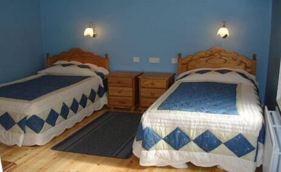 Twin Room, Ensuite | Desk, cribs/infant beds, free WiFi, bed sheets