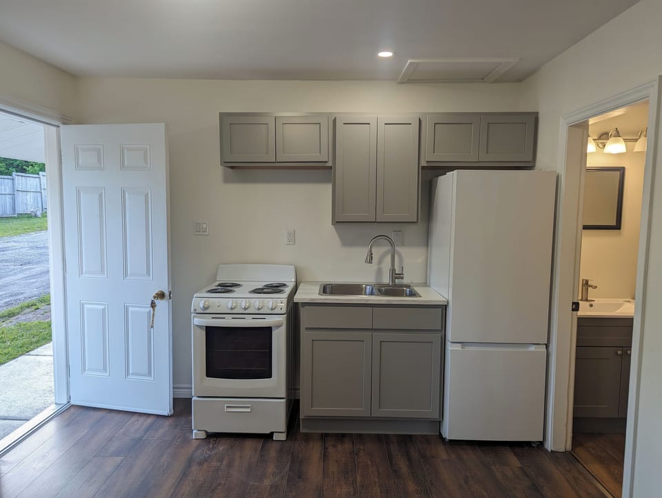 Comfort Room, 1 Queen Bed | Private kitchen | Fridge, microwave
