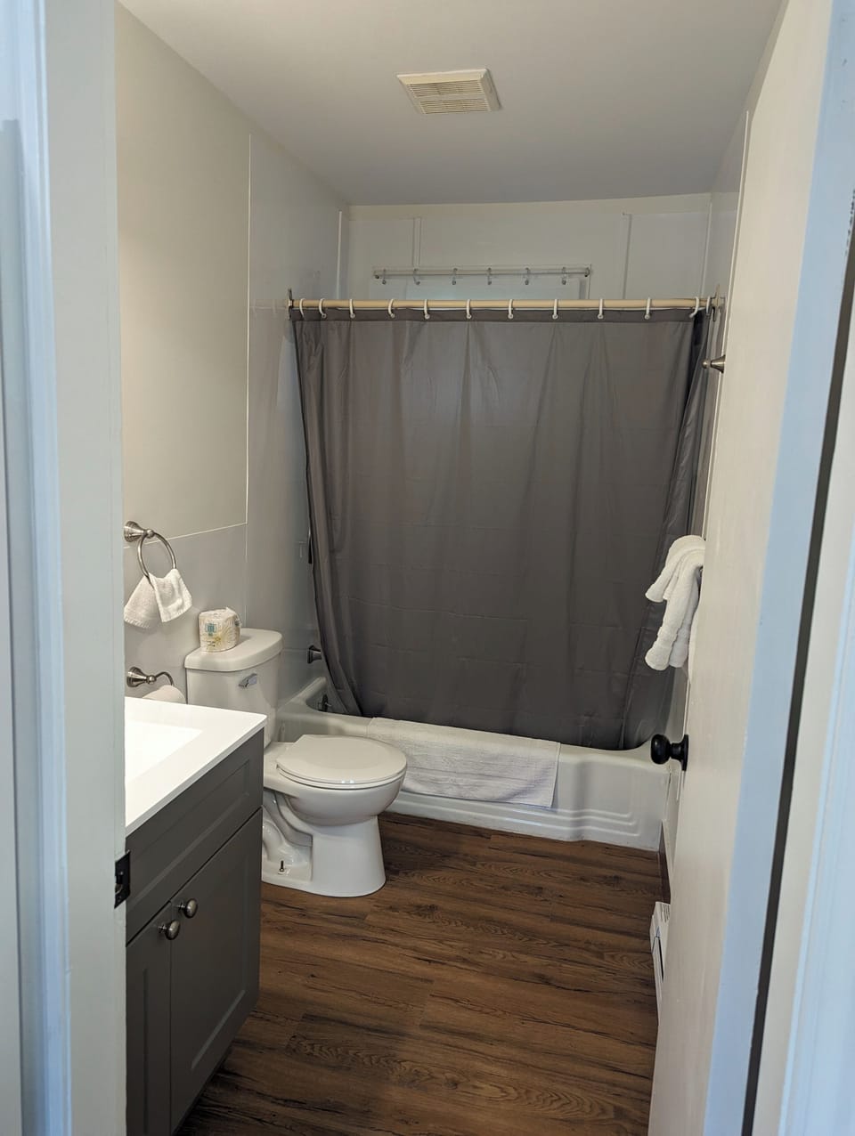 Comfort Room, 1 Queen Bed | Bathroom | Combined shower/tub, free toiletries, towels, soap