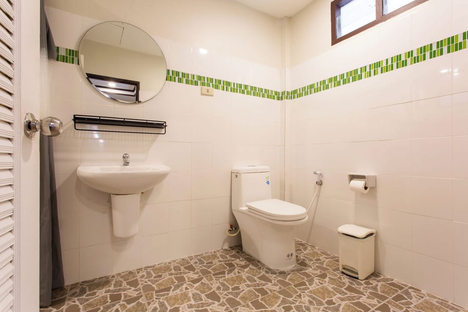 Standard Bungalow | Bathroom | Shower, rainfall showerhead, towels, soap