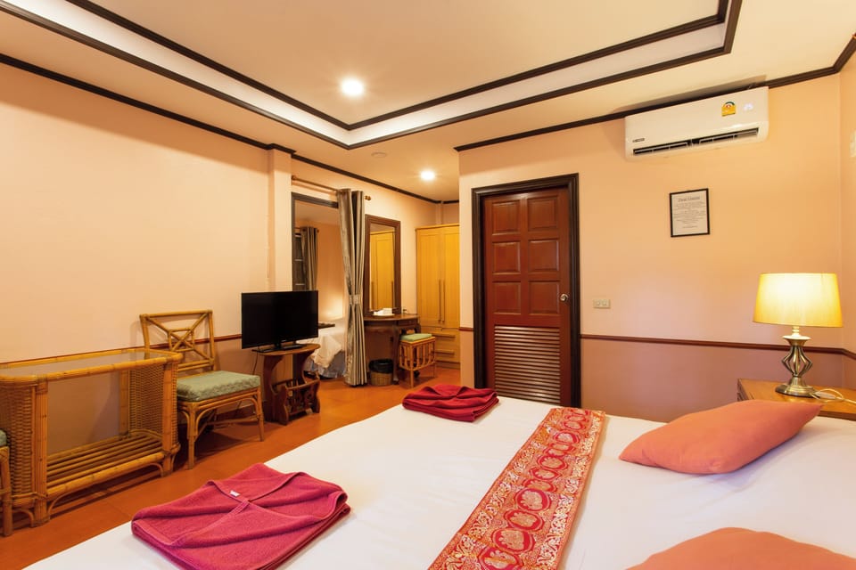 Superior Bungalow | In-room safe, blackout drapes, cribs (free), WiFi (free)