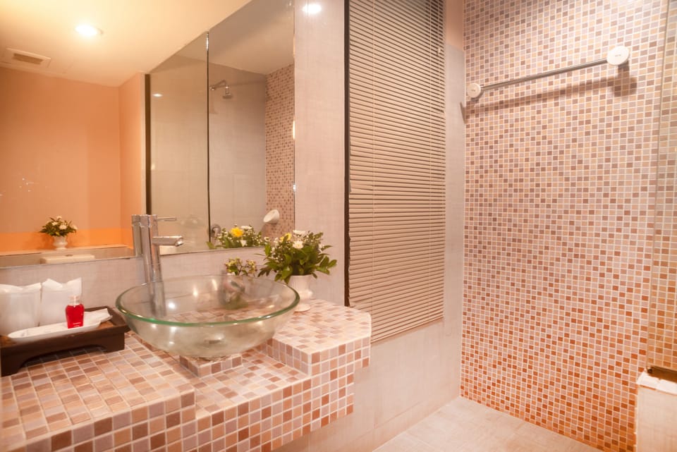 Deluxe Room Pool View | Bathroom | Shower, free toiletries, towels, soap