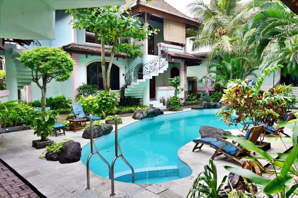 Outdoor pool, sun loungers