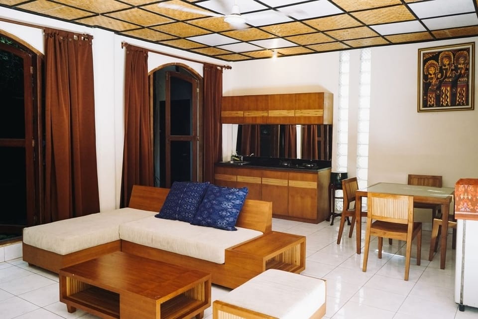 Bungalow | Private kitchen | Fridge, electric kettle