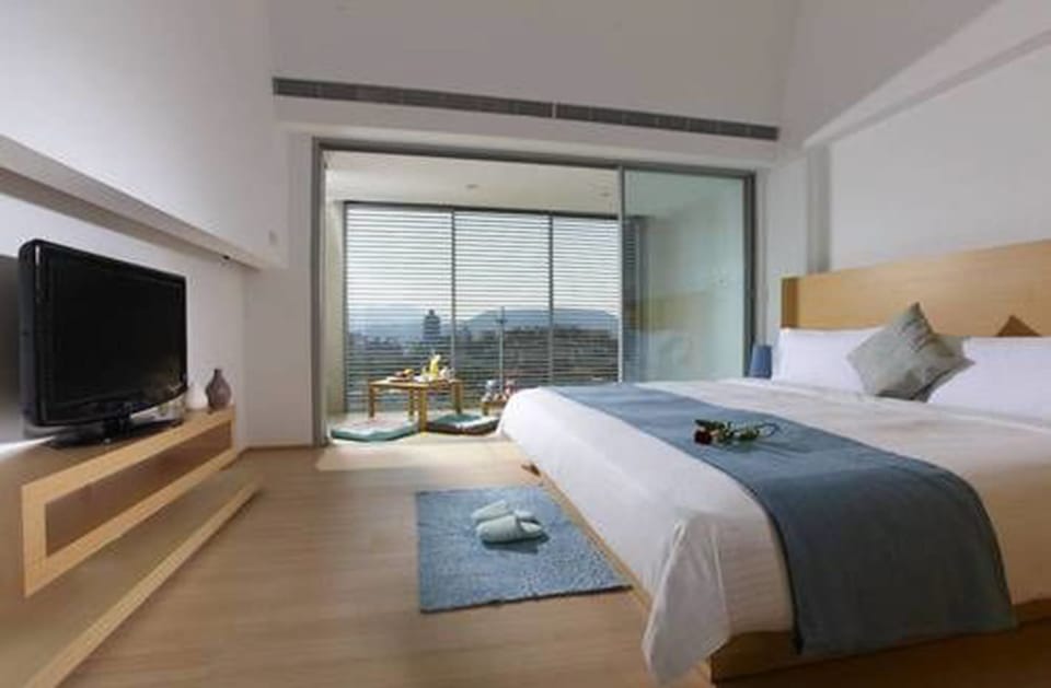 Love Suite | Premium bedding, down comforters, Select Comfort beds, in-room safe