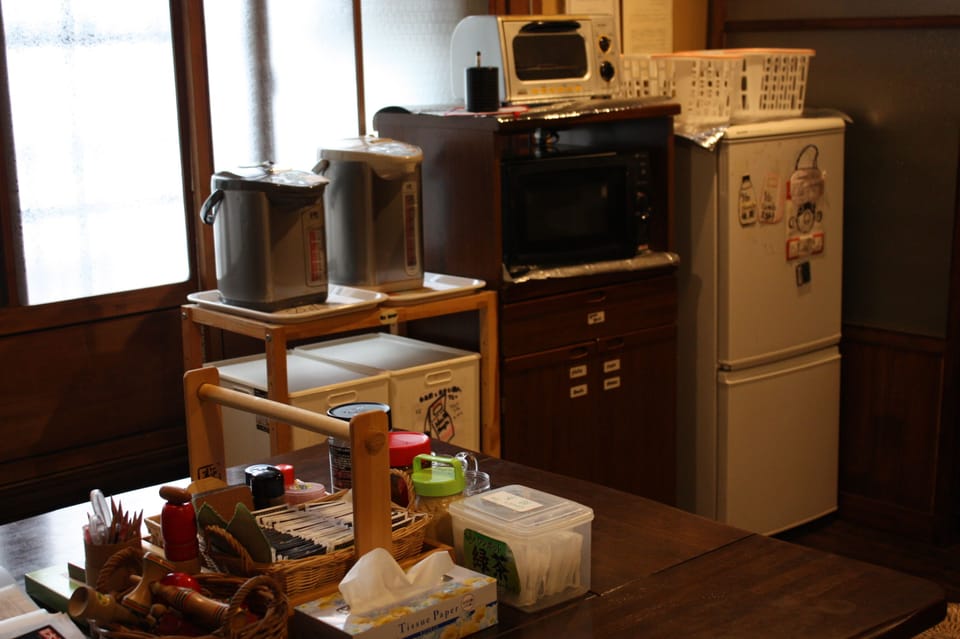 Coffee/tea maker, fridge, microwave, stovetop