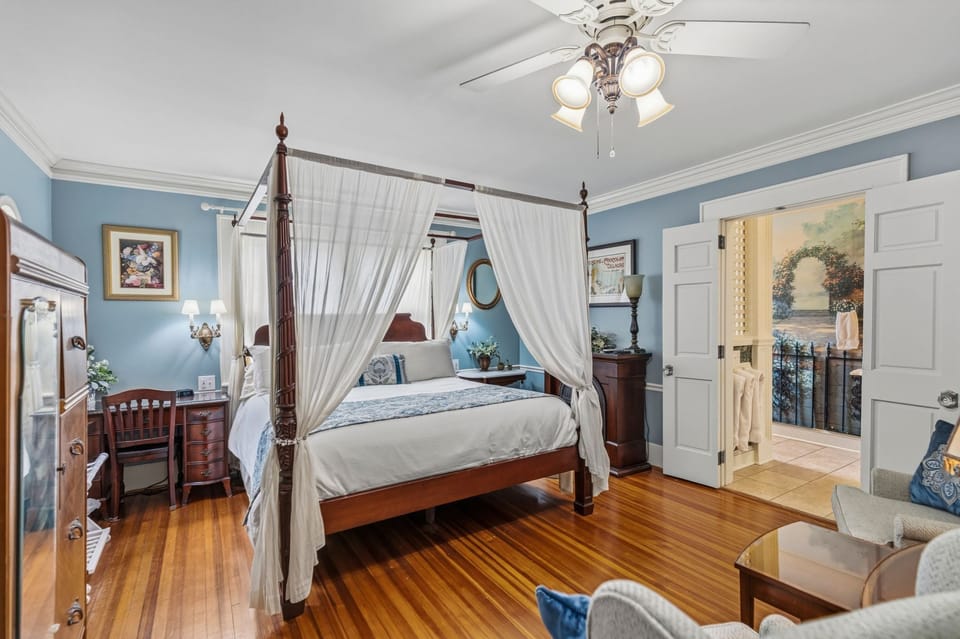 Swan's Gate | Premium bedding, individually decorated, individually furnished, desk