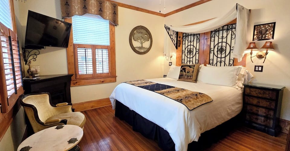 Brass Giraffe | Premium bedding, individually decorated, individually furnished, desk