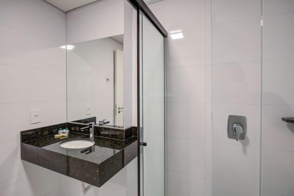 Standard Double Room | Bathroom | Shower, rainfall showerhead, free toiletries, hair dryer
