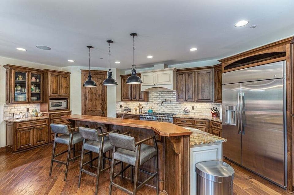 Large, Fully Stocked Kitchen with Bar Seating