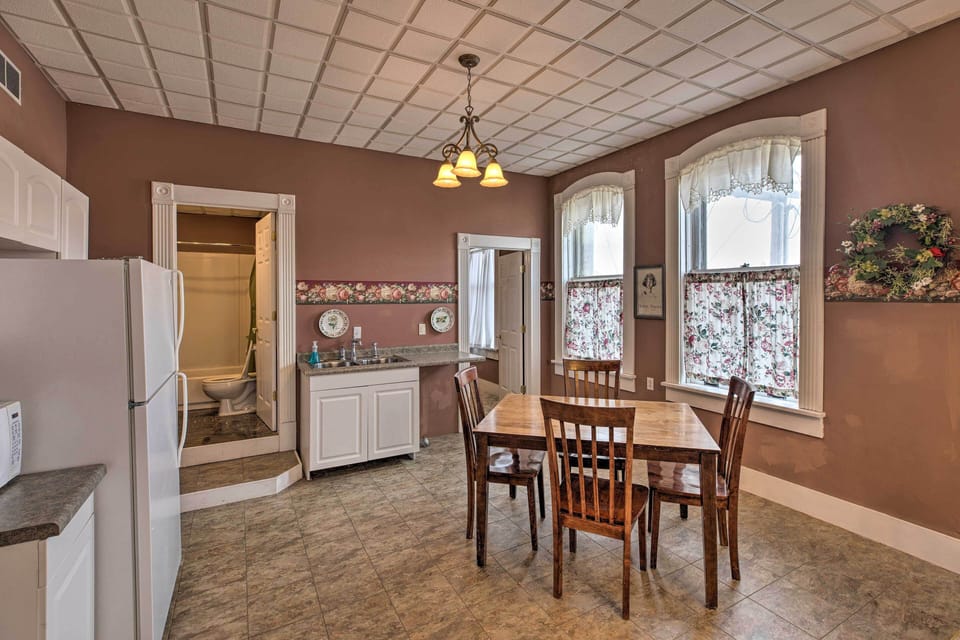 Dining Area / Kitchen | Well-Equipped | Dishware/Flatware