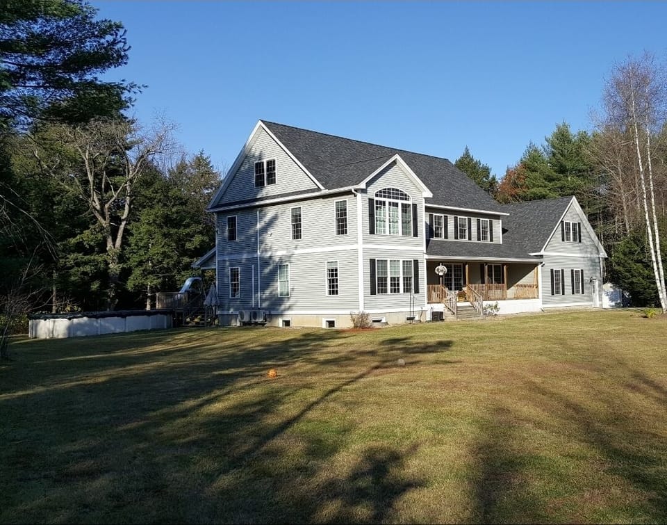 Main house, owners live on site. Studio apartment Is located on back side 