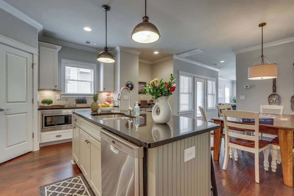 This beautifully designed modern farmhouse kitchen blends rustic warmth with sleek functionality.