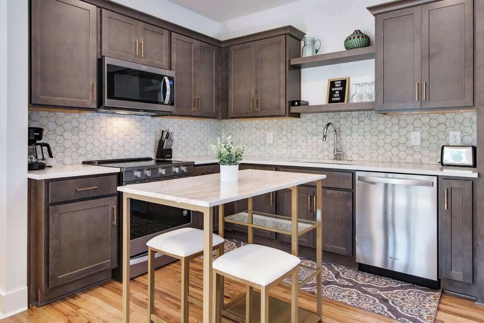Our pub-style kitchen table adds a stylish and functional touch, optimizing your kitchen area for both dining and socializing.