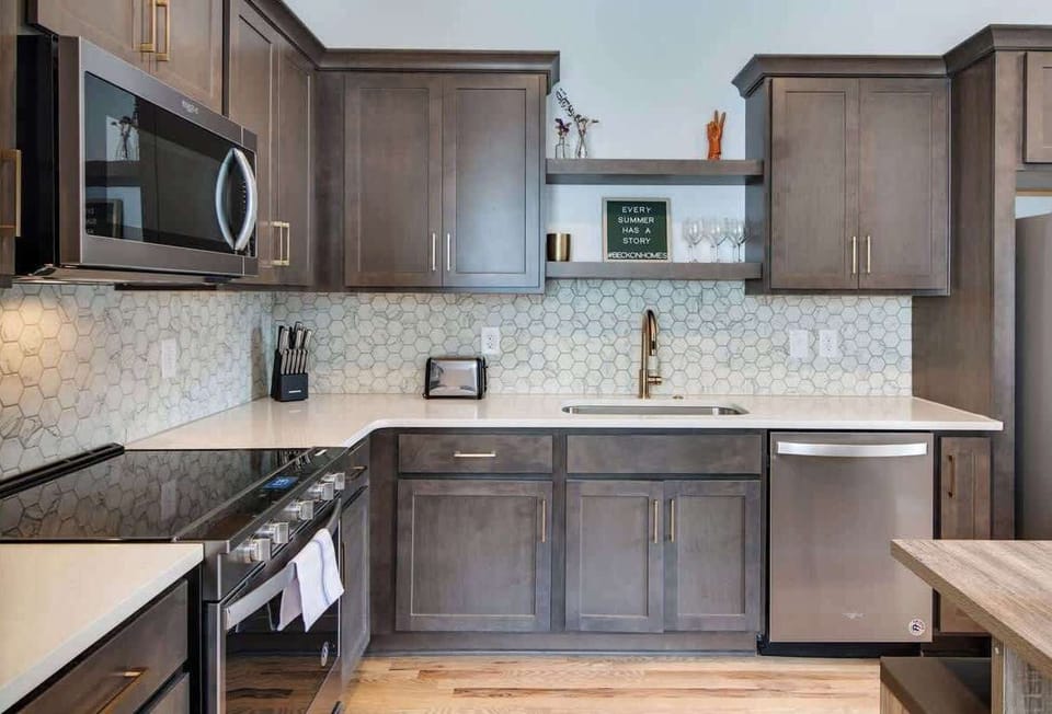 Discover a stunning gourmet kitchen, fully equipped with everything you need to prepare delicious meals and make the most of your stay.