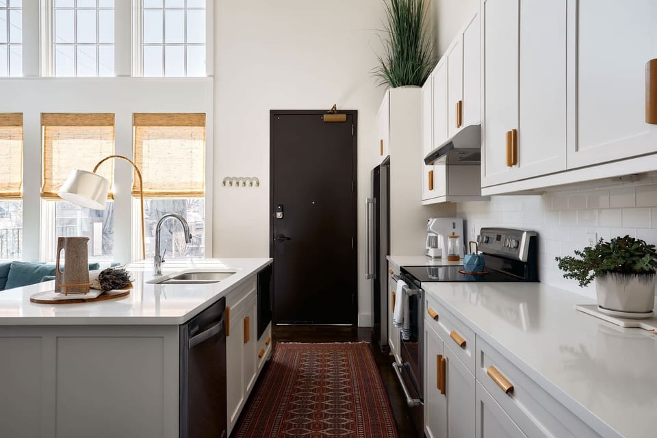Discover a stunning gourmet kitchen, fully equipped with everything you need to prepare delicious meals and make the most of your stay.