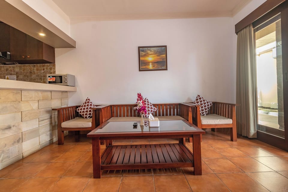 Deluxe Suite Room | Minibar, in-room safe, desk, iron/ironing board