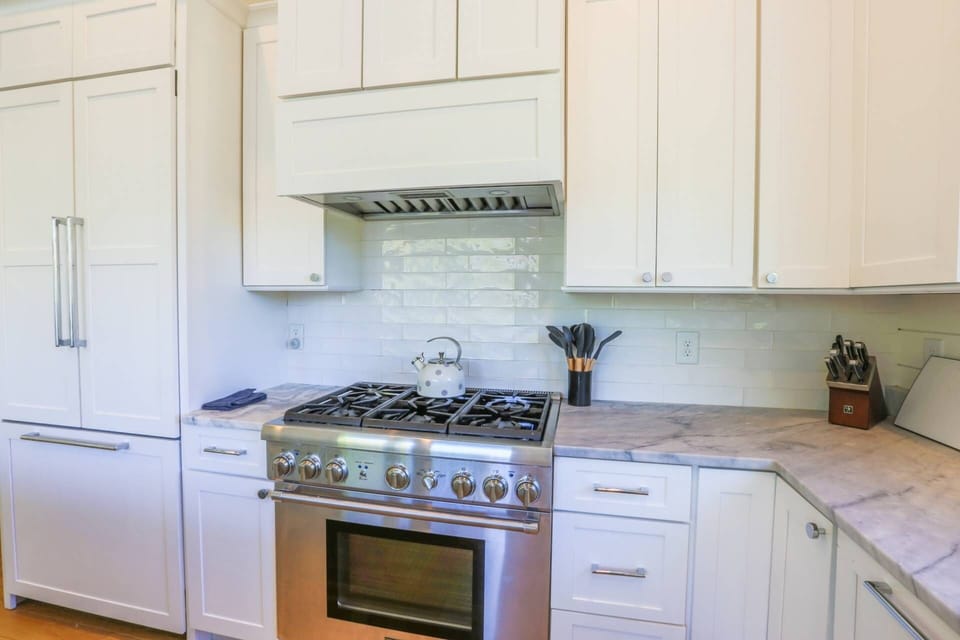 There is also a white tiled backsplash.