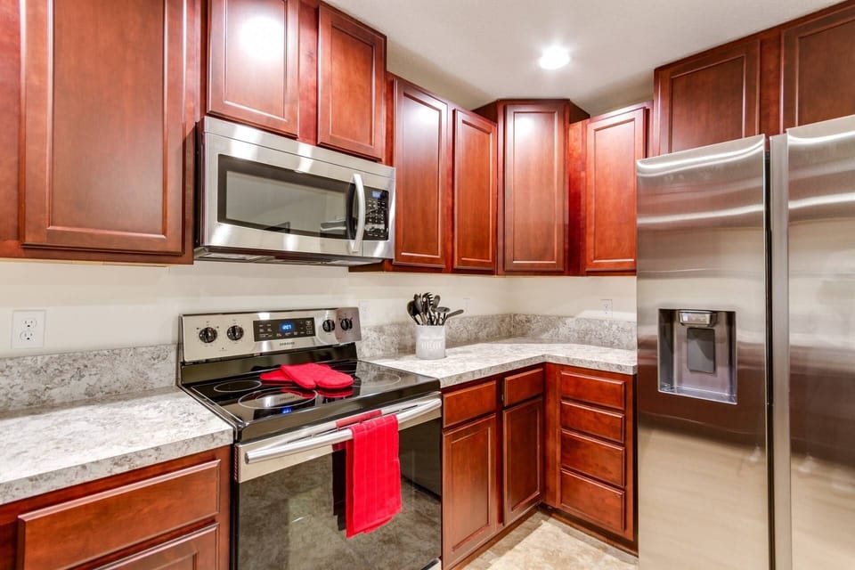 Stove/Oven/Microwave - plenty of counterspace for prep time!