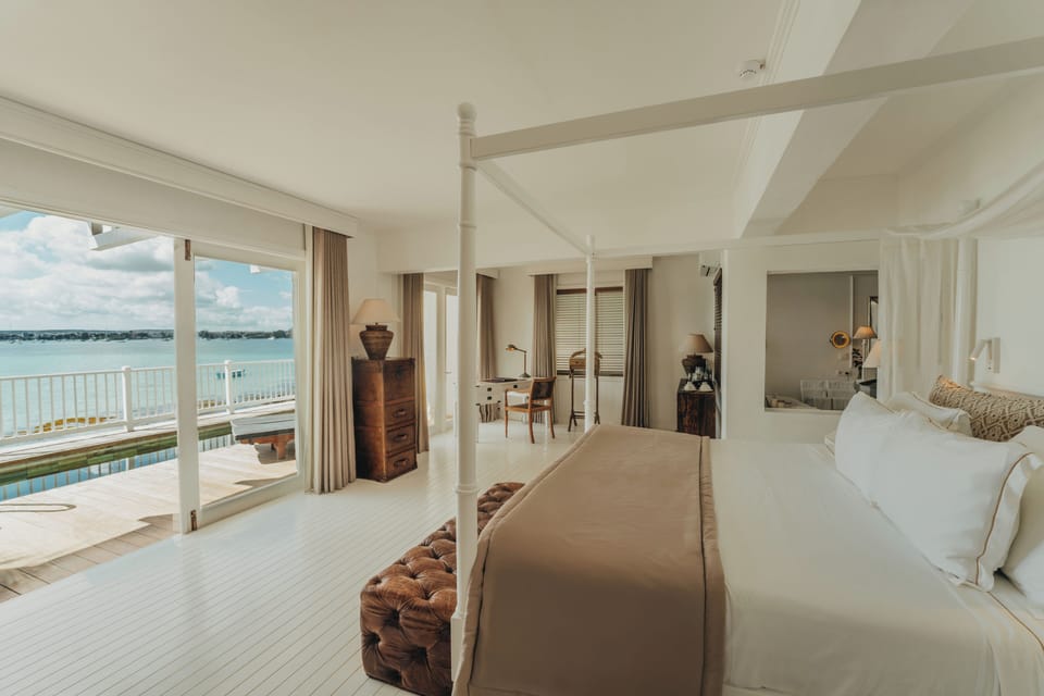 Suite (Austral) | Minibar, in-room safe, iron/ironing board (on request), WiFi (free)