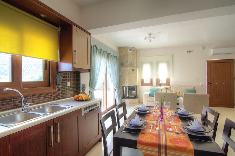 Dining area next to the kitchen.