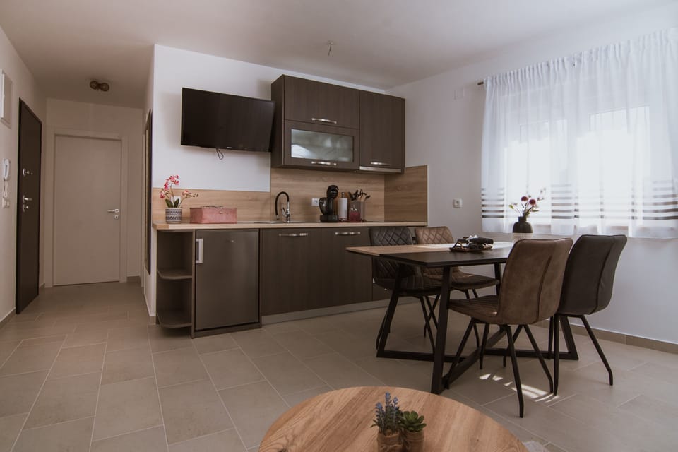 Fridge, oven, dishwasher, coffee/tea maker