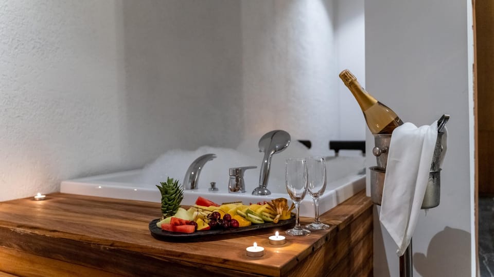 Couples treatment rooms, sauna, hot tub, steam room, Turkish bath
