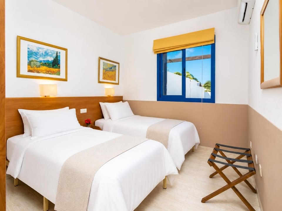 Twin bedroom with A/C