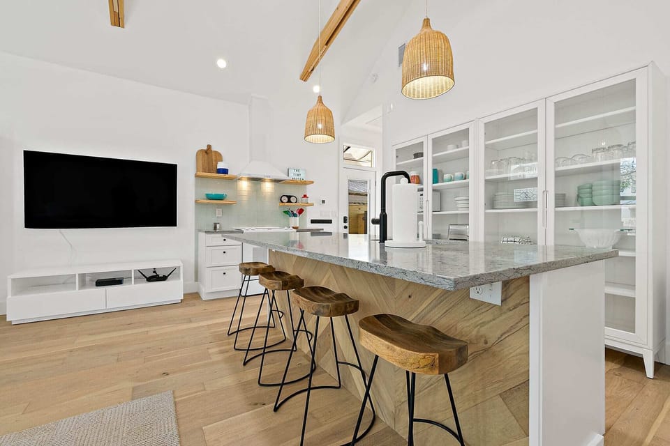 Seating for 4 at the kitchen island