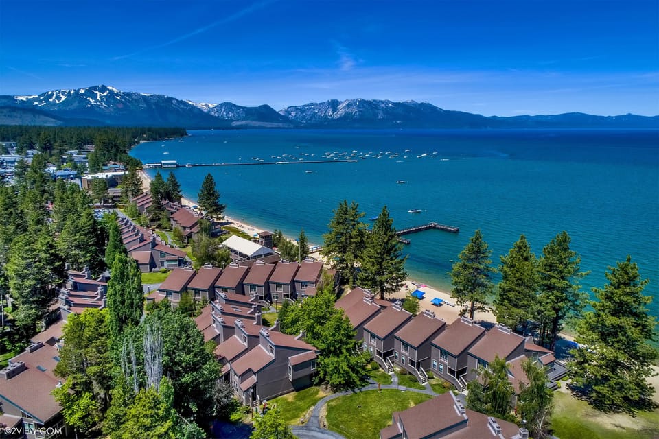 Luxury Lakeland Condo steps to the beach . Two Large pools and Hot Tubs , Tennis courts and Private Beach access just steps from your door!!! Watch the 4th of July Fireworks!!!
