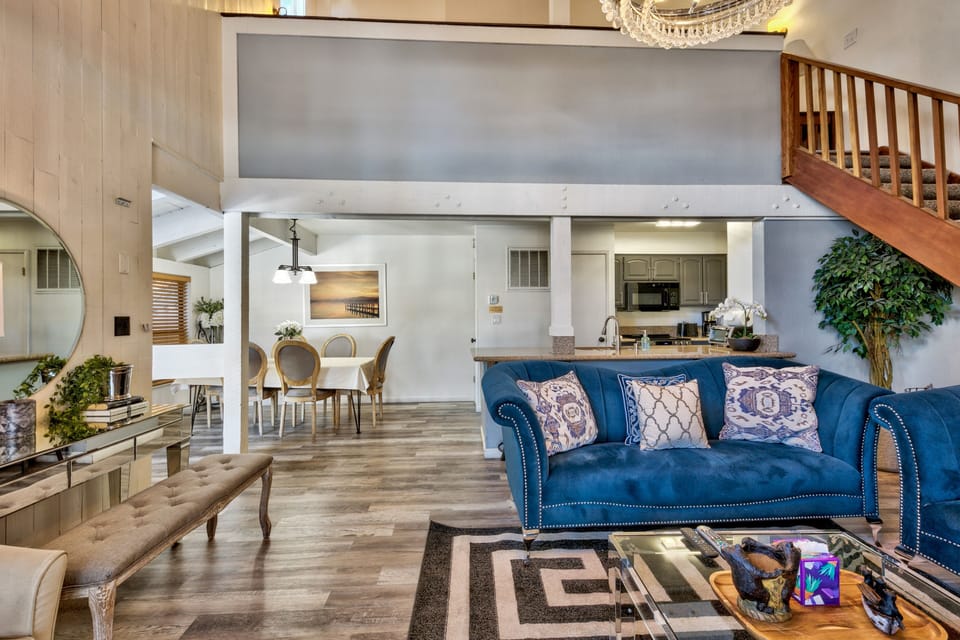 Luxury Lakeland Condo just steps from the beach! Enjoy 2 large pools, hot tubs, tennis courts & private beach access. Vaulted ceilings, gas fireplace & covered deck. Perfect for watching 4th of July fireworks!