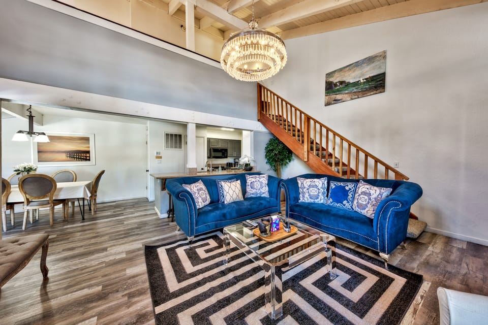 Luxury Lakeland Condo just steps from the beach! Enjoy 2 large pools, hot tubs, tennis courts & private beach access. Vaulted ceilings, gas fireplace & covered deck. Perfect for watching 4th of July fireworks!