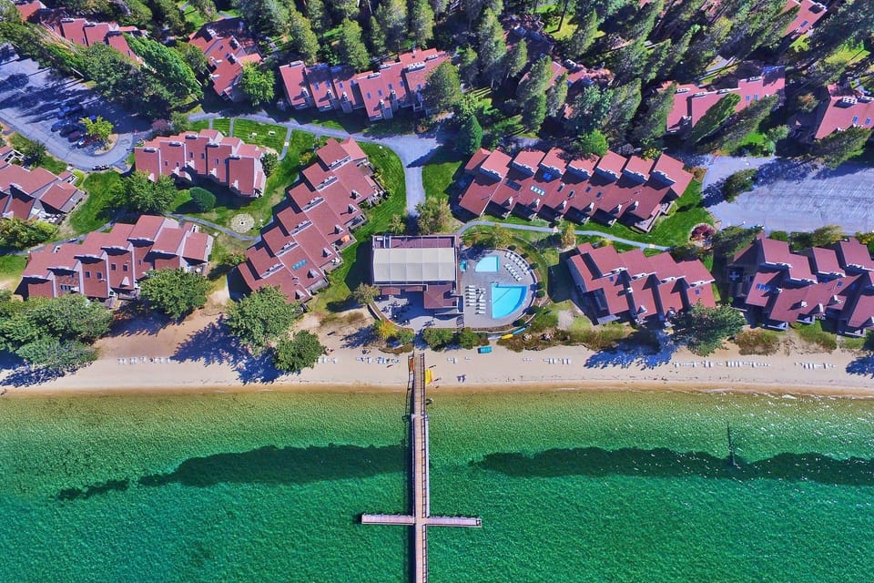 Luxury Lakeland Condo steps to the beach . Two Large pools and Hot Tubs , Tennis courts and Private Beach access just steps from your door!!! Watch the 4th of July Fireworks!!!