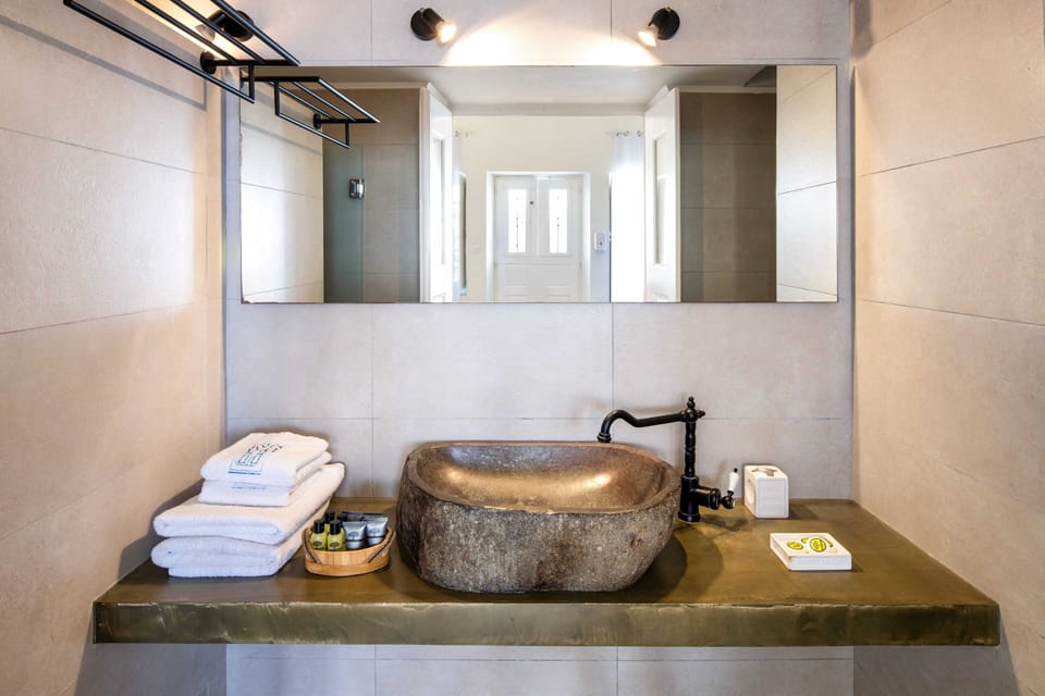 Standard Apartment | Bathroom | Shower, towels