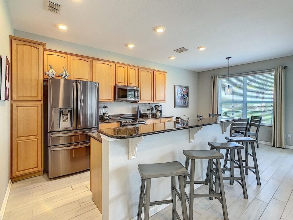 Kitchen / Breakfast Bar
