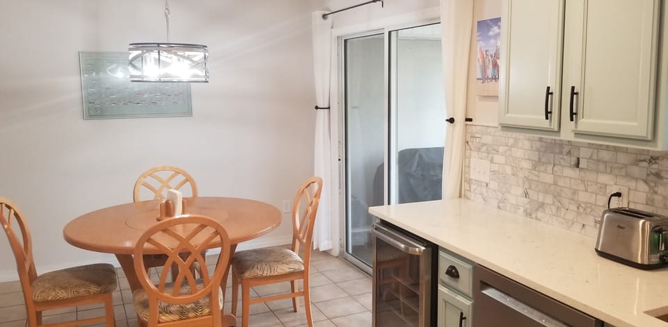Seating for 4 at kitchen table