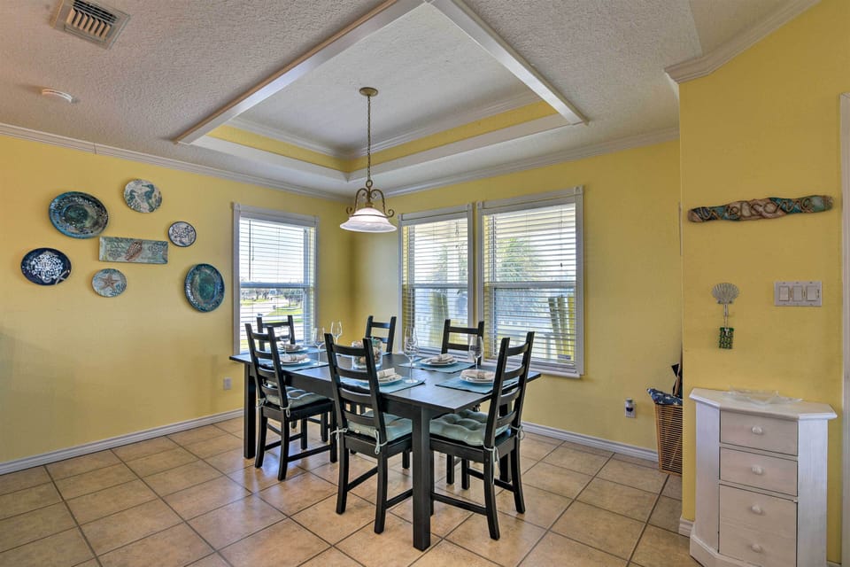 Dining Area | Dishes & Flatware Provided