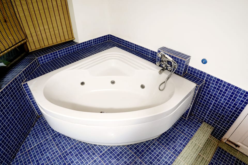 Royal Suite | Bathroom | Shower, rainfall showerhead, free toiletries, hair dryer