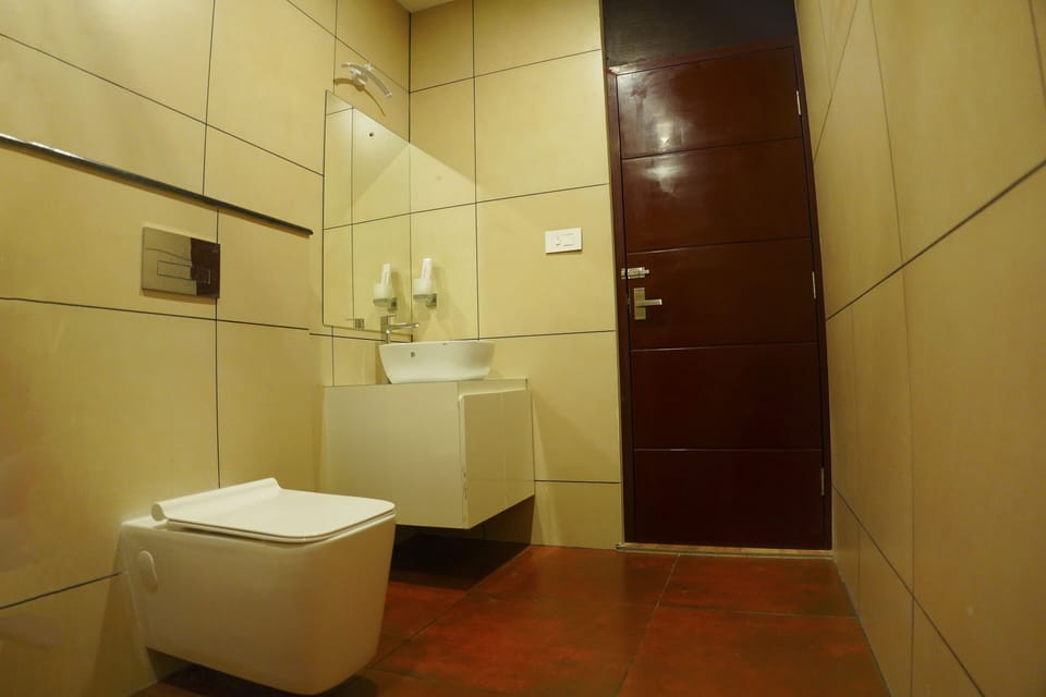 Deluxe Room | Desk, blackout drapes, soundproofing, free WiFi