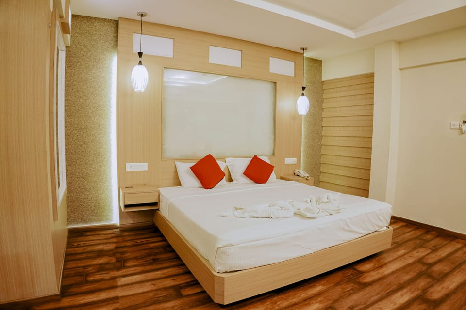 Executive Suite | Desk, blackout drapes, soundproofing, free WiFi