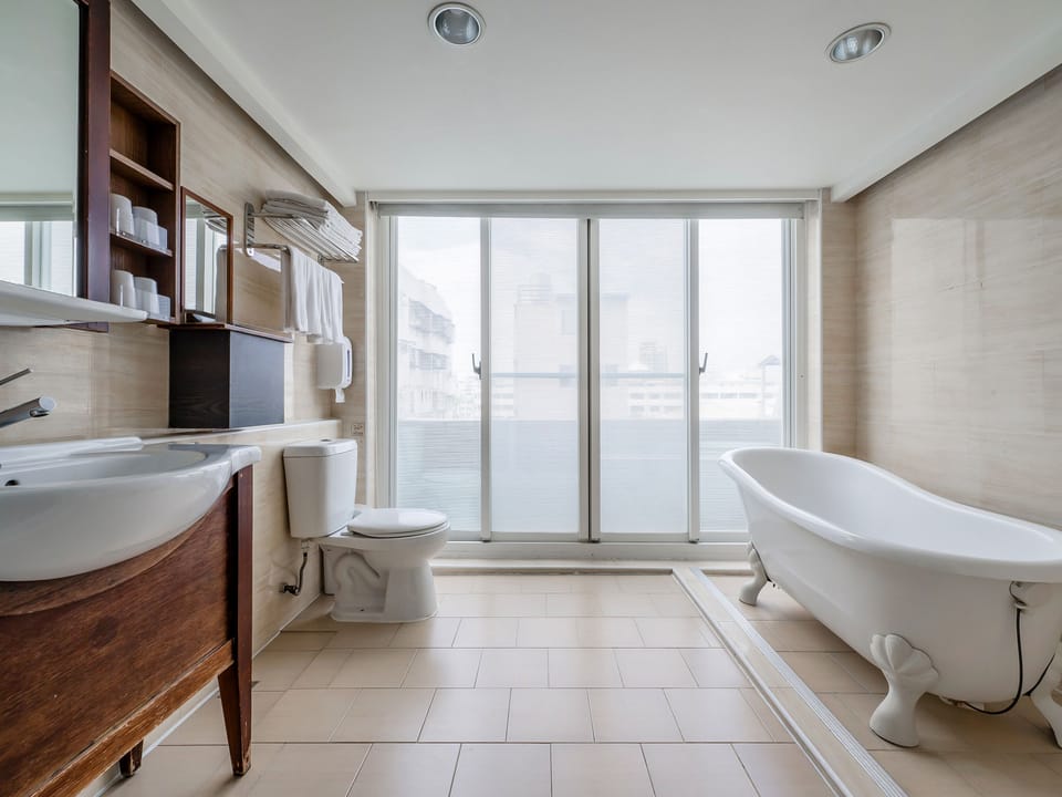 Standard Quadruple Room | Bathroom | Hair dryer, towels, shampoo, toilet paper