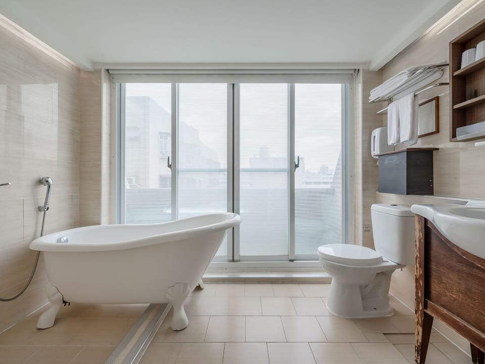 Classic Double Room | Bathroom | Hair dryer, towels, shampoo, toilet paper