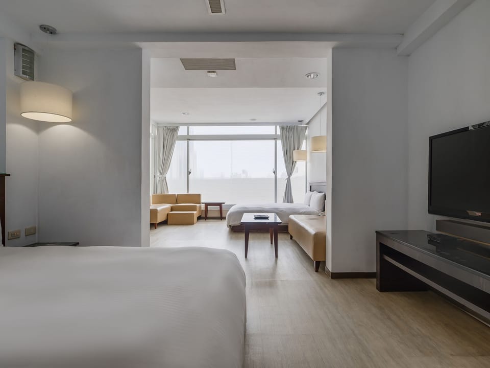 Family Suite | Desk, laptop workspace, free WiFi, bed sheets