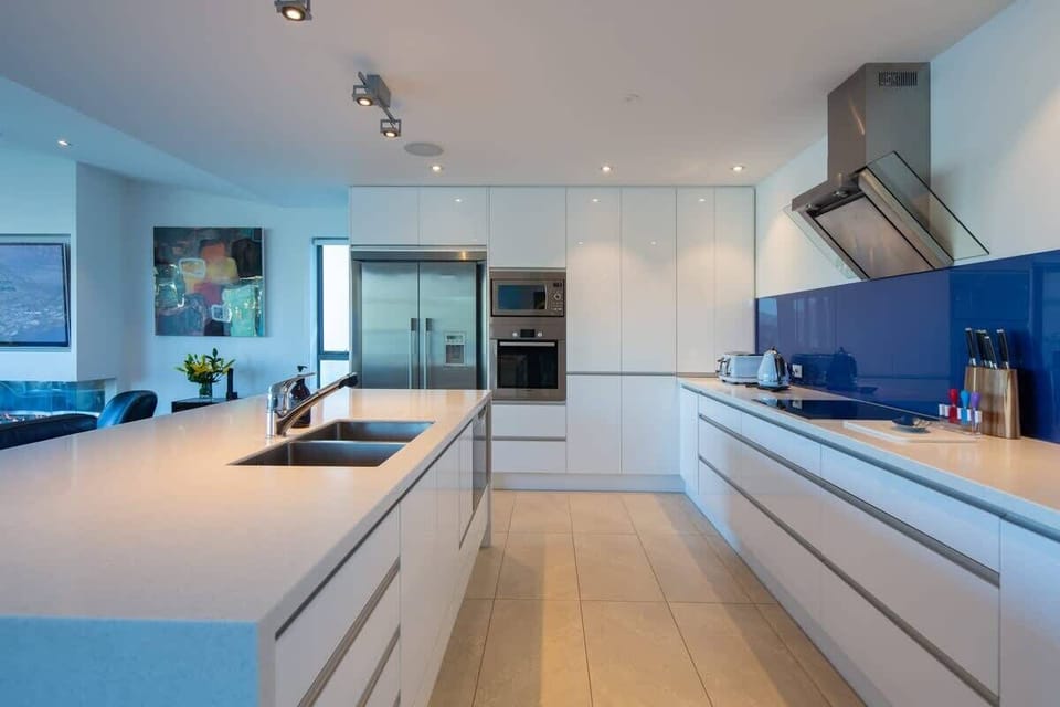 Stylish Kitchen with Luxury Amenities – Prepare gourmet meals in this beautifully designed kitchen, featuring high-end appliances and a Nespresso coffee machine for the perfect morning brew.