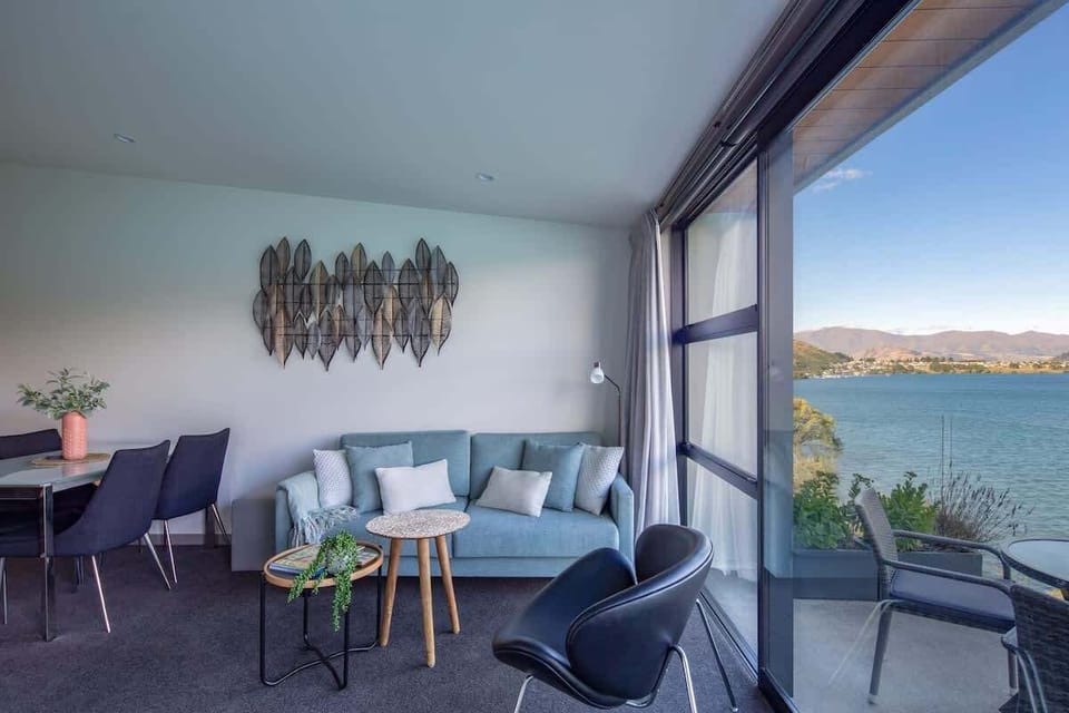 
Comfort and Style with Stunning Lake Views in Queenstown – Relax in this elegantly furnished living room, where modern decor meets breathtaking views of Lake Wakatipu, offering the ultimate Queenstown retreat.