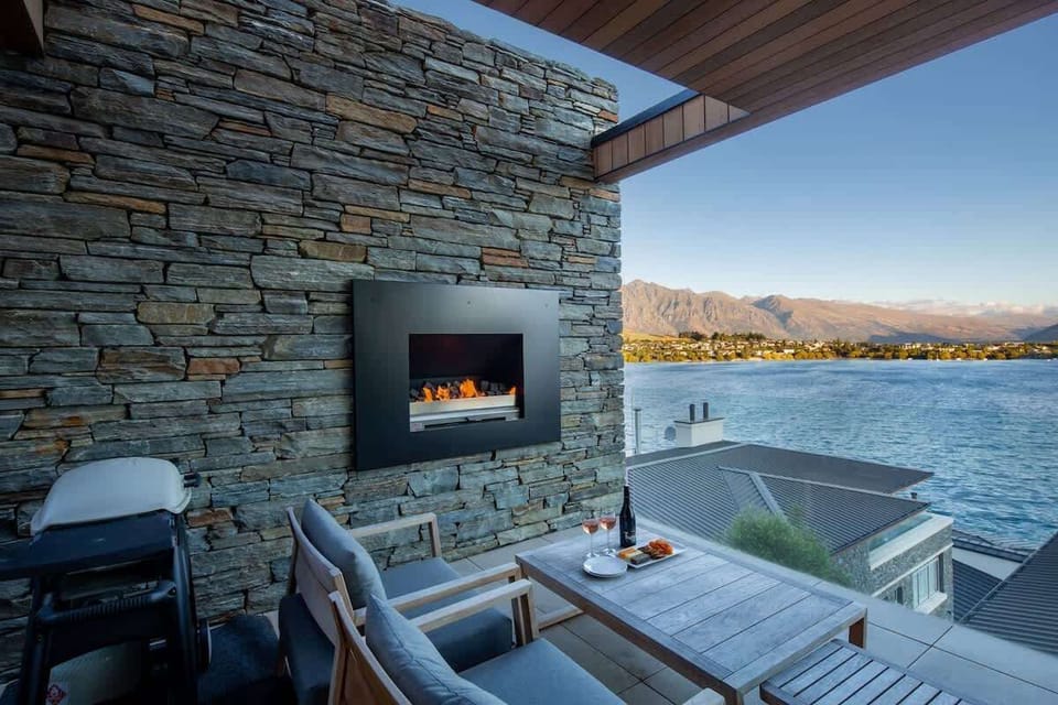 Cozy outdoor fire to enjoy the evenings and breathtaking views - luxury stays, Queenstown