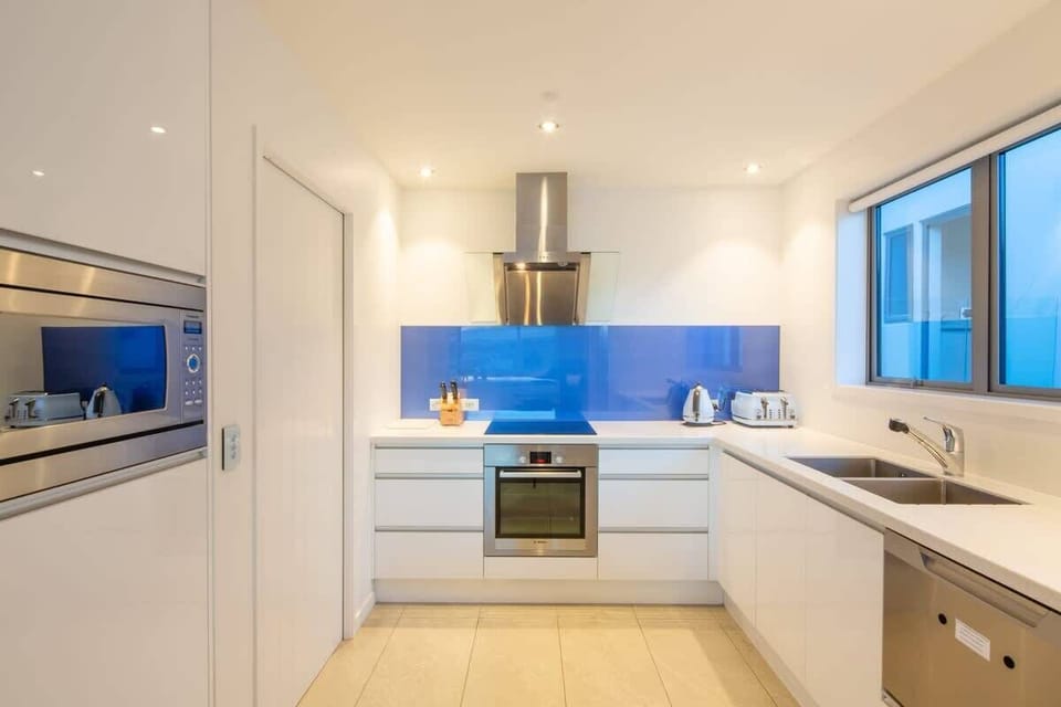 Modern Gourmet Kitchen with Nespresso Machine – Enjoy cooking and coffee in this fully equipped kitchen with premium appliances, ample counter space, and everything you need for a perfect stay.