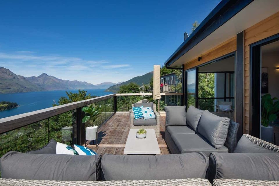 Scenic Balcony with BBQ and Seating
Relax on the balcony with comfortable seating and a BBQ, all while enjoying panoramic views of Lake Wakatipu and the Remarkables. It’s a perfect space for dining or unwinding in Queenstown’s beauty.